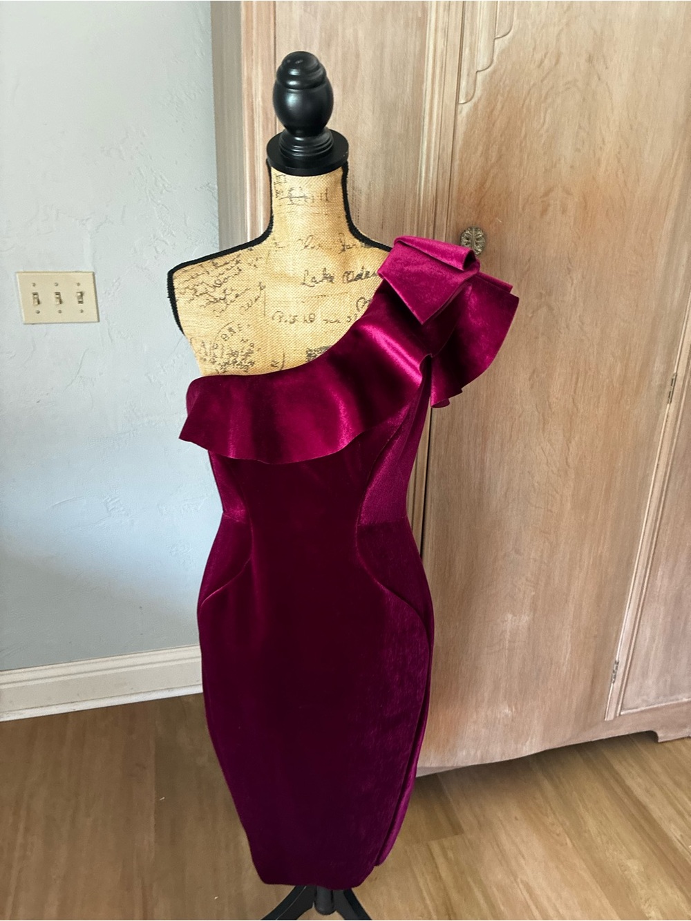 Betsy & Adam Burgundy Velvet One-Shoulder Gown Formal Evening cocktail holiday